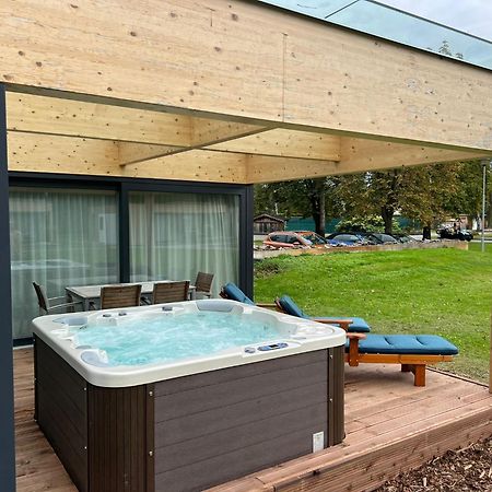 Villa Resort & Organic Spa - Luxusni Apartman S Virivkou チェスケー・ブジェヨヴィツェ エクステリア 写真