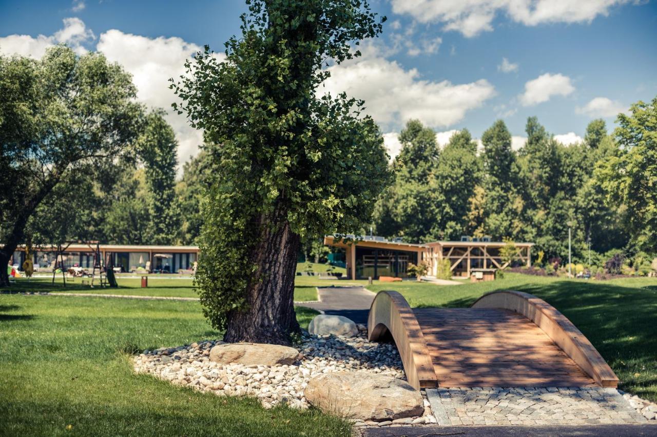 Villa Resort & Organic Spa - Luxusni Apartman S Virivkou チェスケー・ブジェヨヴィツェ エクステリア 写真
